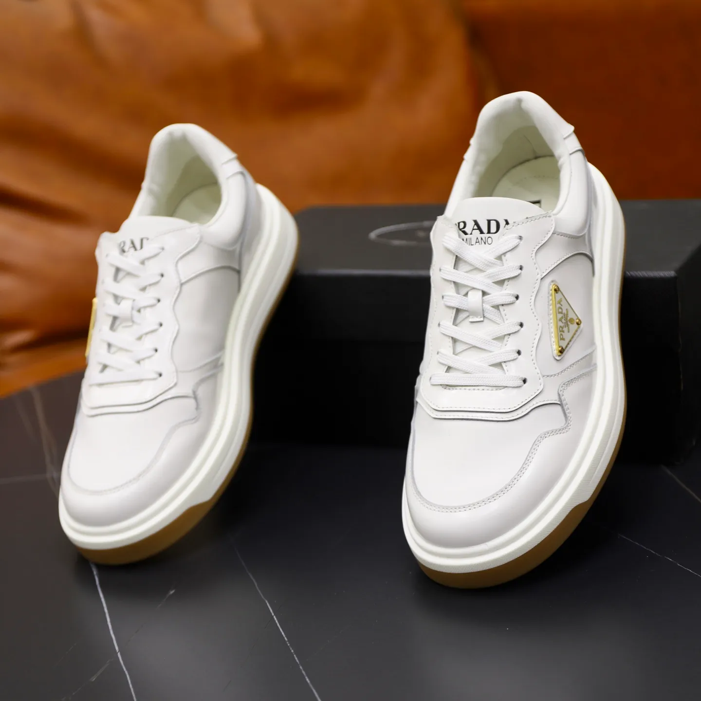 Factory price: 740💰Top original order Brand: PRADA (Prada) Standard code: Men's size 38/44 (45 can be customized) Grade: Same as the official website Material: Original cowhide stitching imported cowhide lining Original combination two-color wear-resistant soft outsole Style category: Leisure and sports version Young fashion European and American trend British style Color: Real picture color